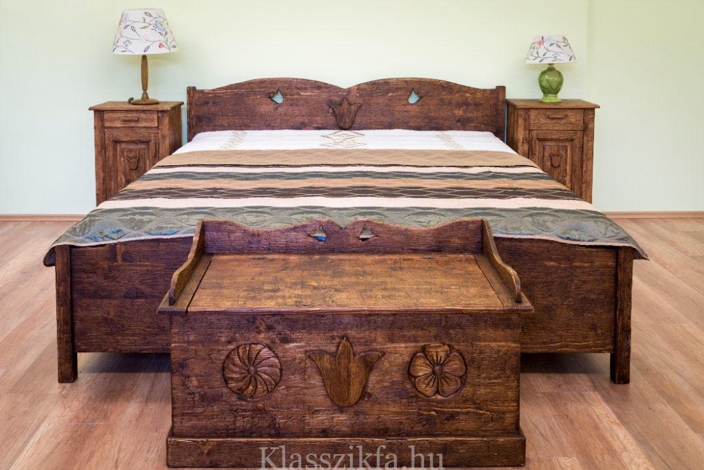 Antikolt fenyő ágy komóddal